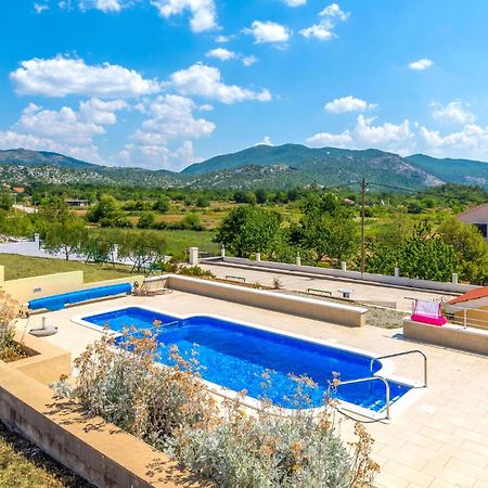 Cozy Home In Neoric With Outdoor Swimming Pool 외부 사진