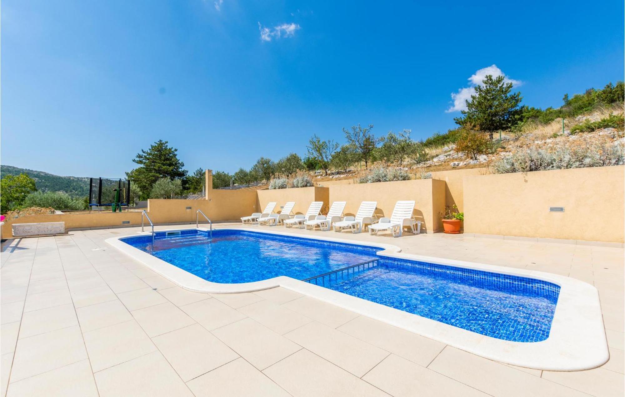 Cozy Home In Neoric With Outdoor Swimming Pool 외부 사진