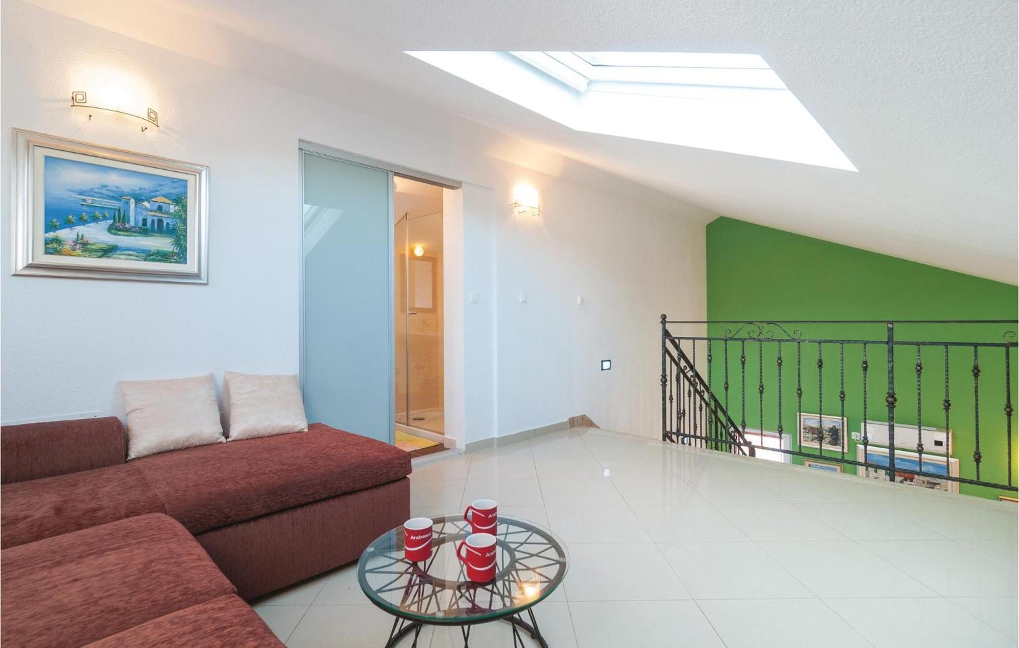Cozy Home In Neoric With Outdoor Swimming Pool 외부 사진