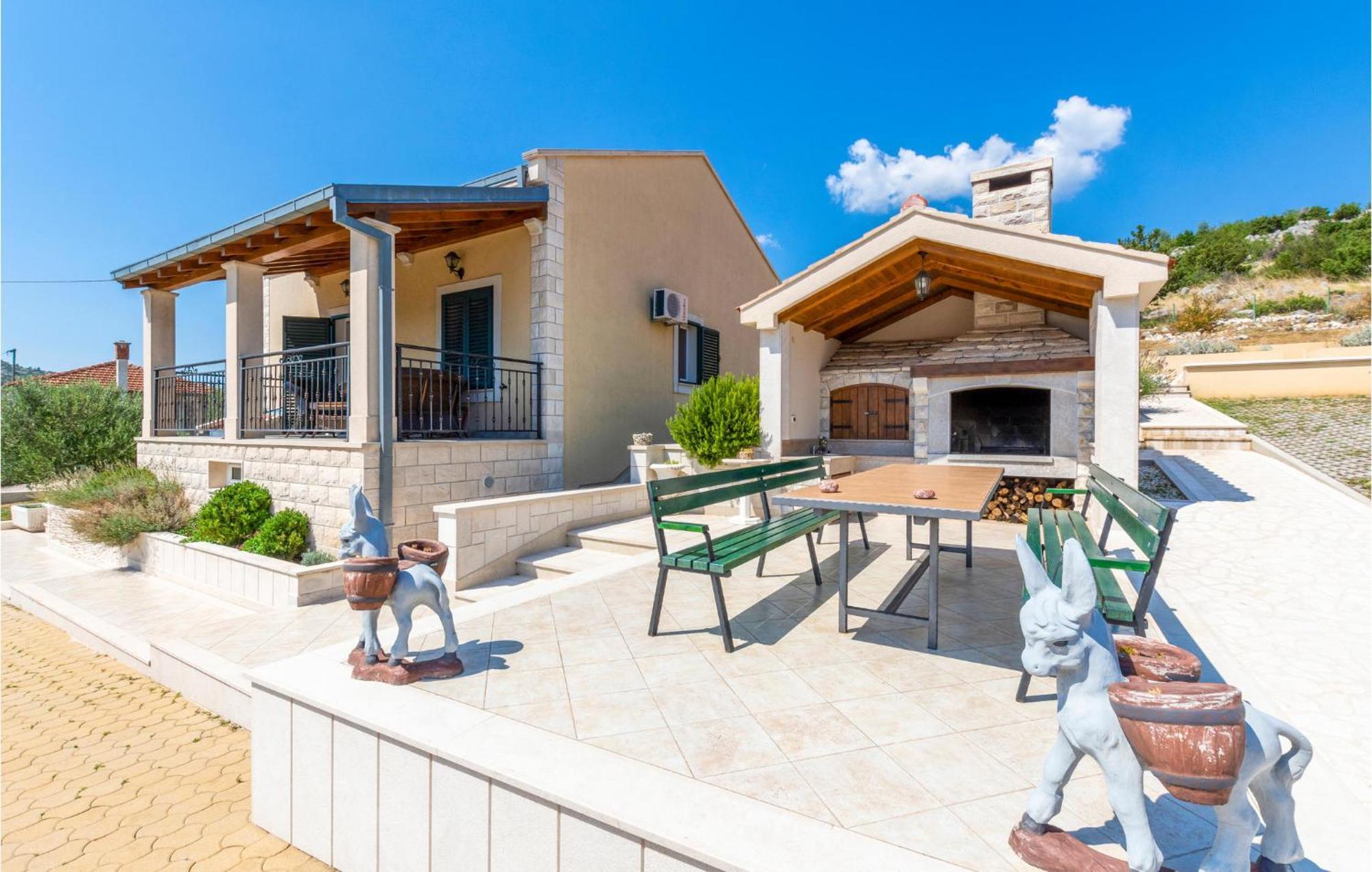 Cozy Home In Neoric With Outdoor Swimming Pool 외부 사진