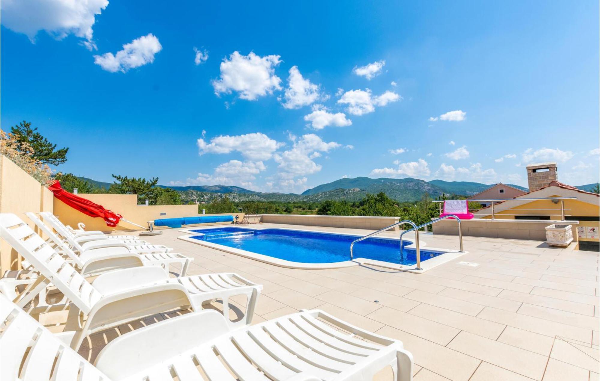 Cozy Home In Neoric With Outdoor Swimming Pool 외부 사진