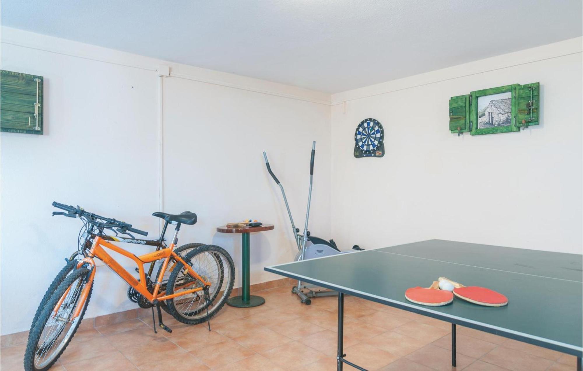 Cozy Home In Neoric With Outdoor Swimming Pool 외부 사진
