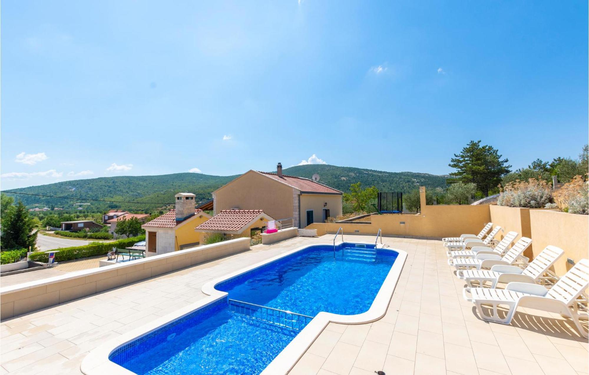 Cozy Home In Neoric With Outdoor Swimming Pool 외부 사진
