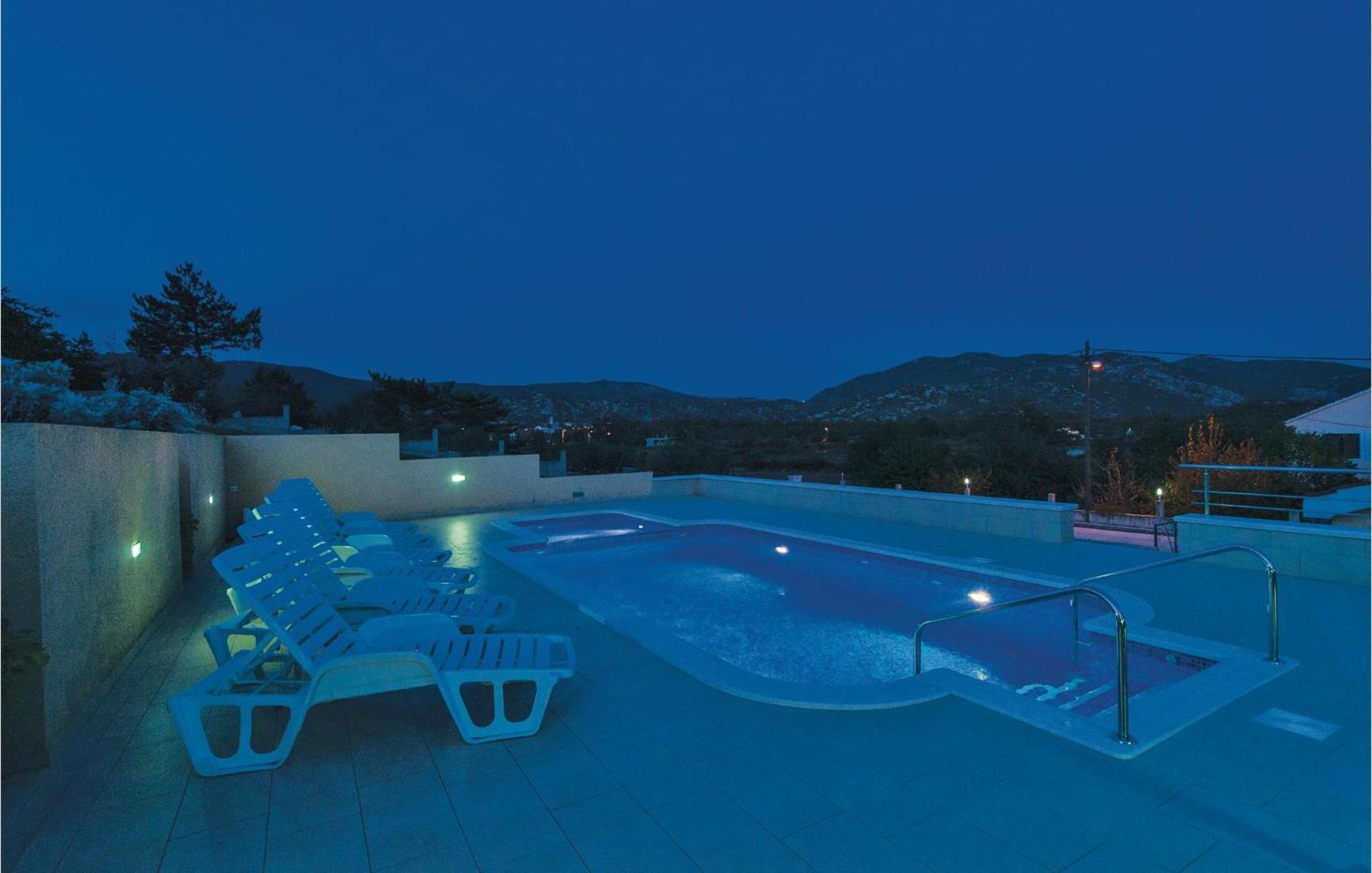 Cozy Home In Neoric With Outdoor Swimming Pool 외부 사진