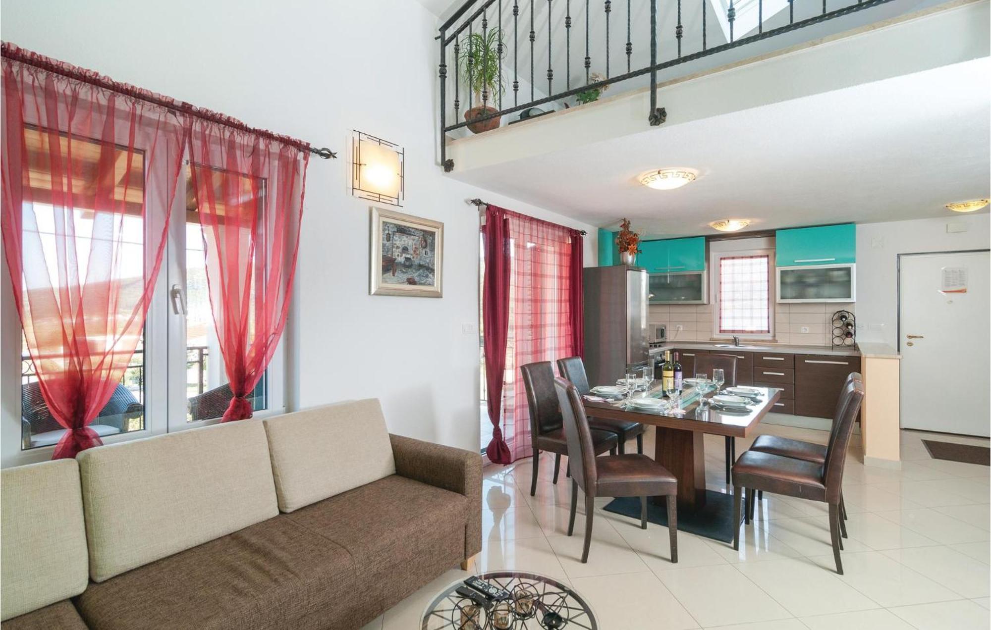 Cozy Home In Neoric With Outdoor Swimming Pool 외부 사진