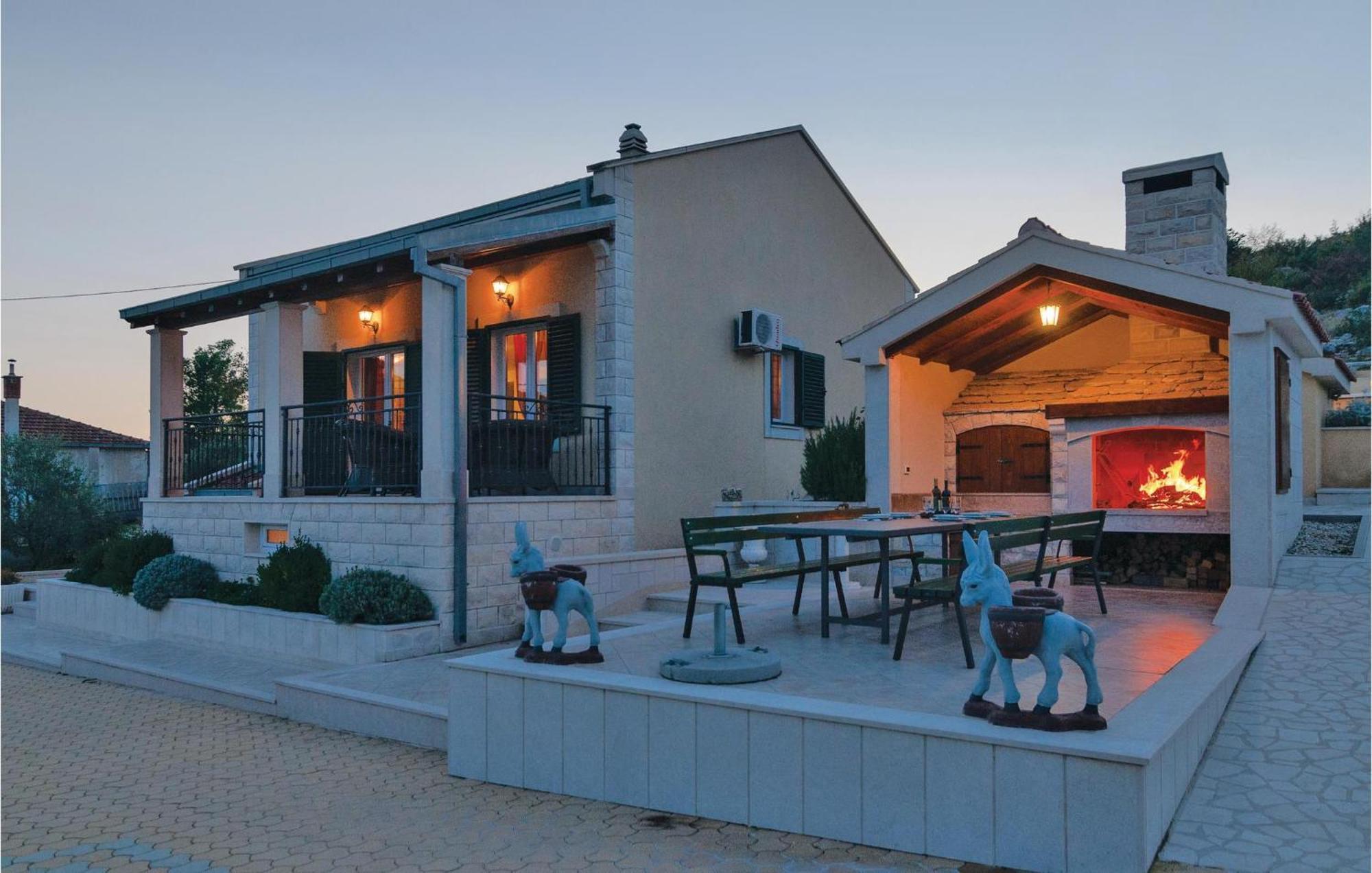 Cozy Home In Neoric With Outdoor Swimming Pool 외부 사진