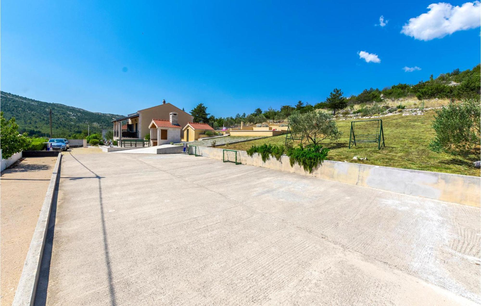 Cozy Home In Neoric With Outdoor Swimming Pool 외부 사진