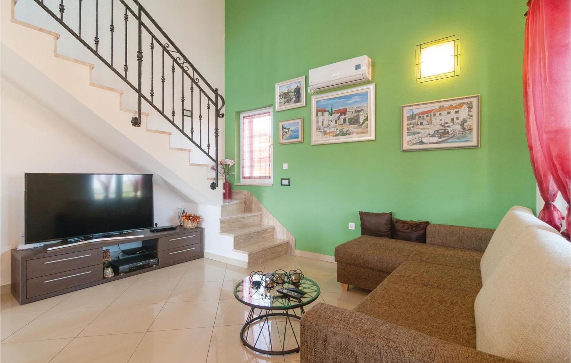 Cozy Home In Neoric With Outdoor Swimming Pool 외부 사진