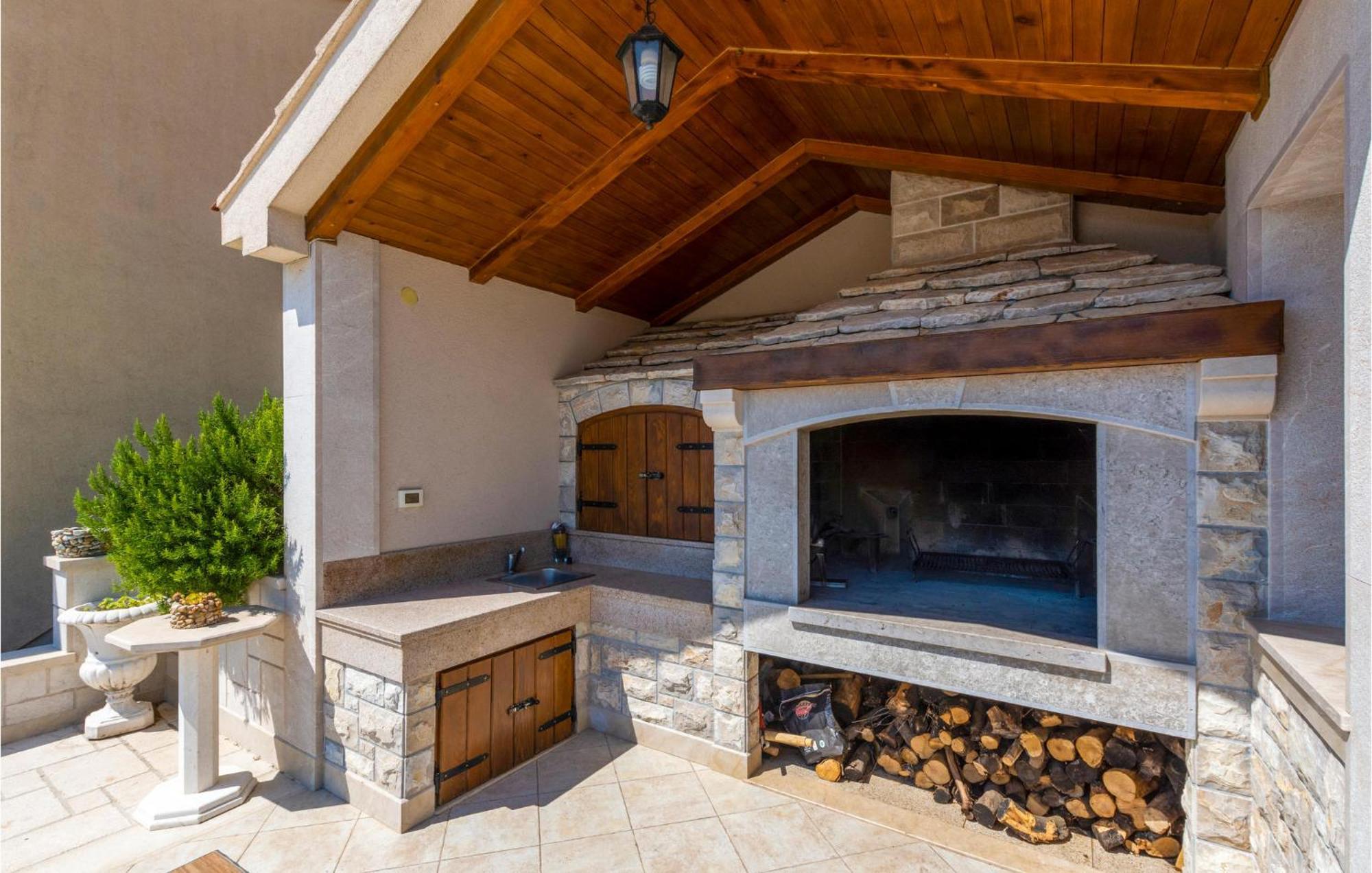 Cozy Home In Neoric With Outdoor Swimming Pool 외부 사진