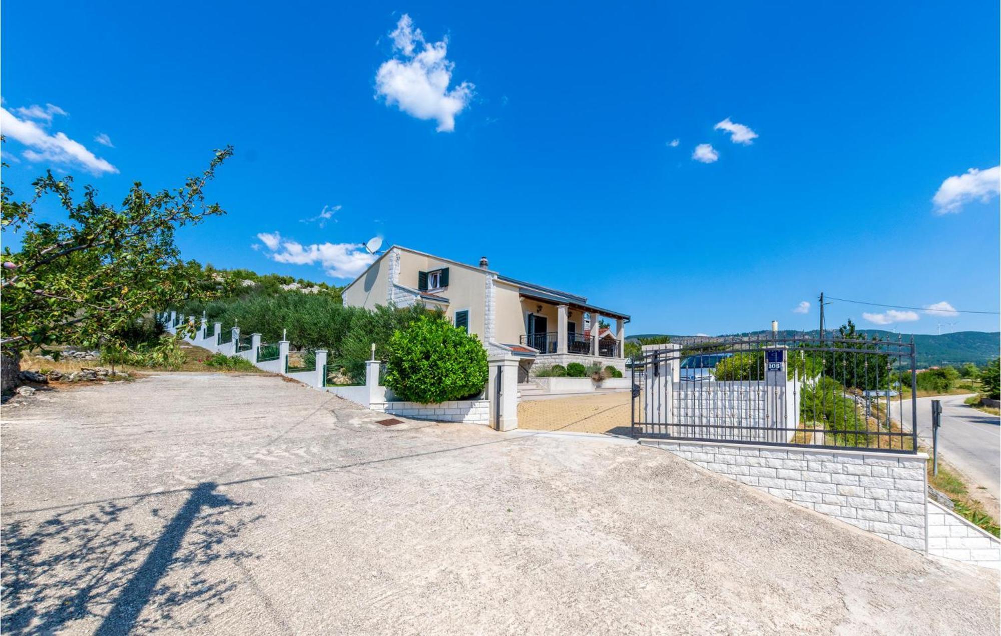 Cozy Home In Neoric With Outdoor Swimming Pool 외부 사진